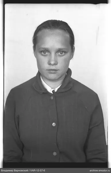 Porträt einer Frau in einer Strickjacke