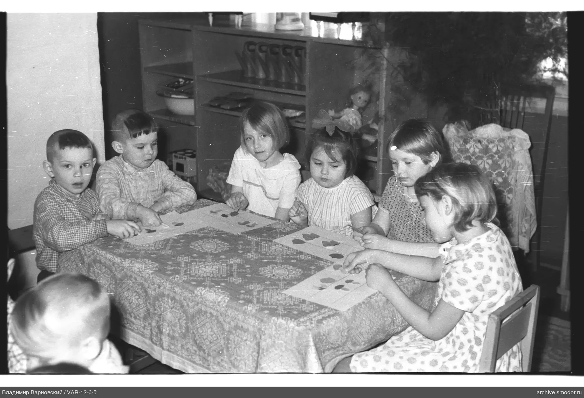 Kinder am Tisch