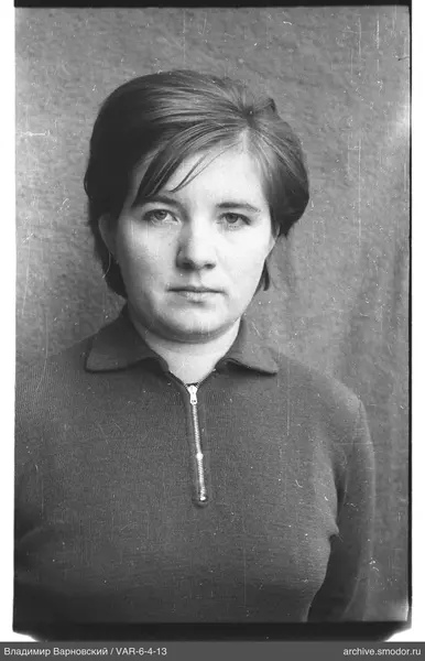 Porträt einer Frau im dunklen Pullover
