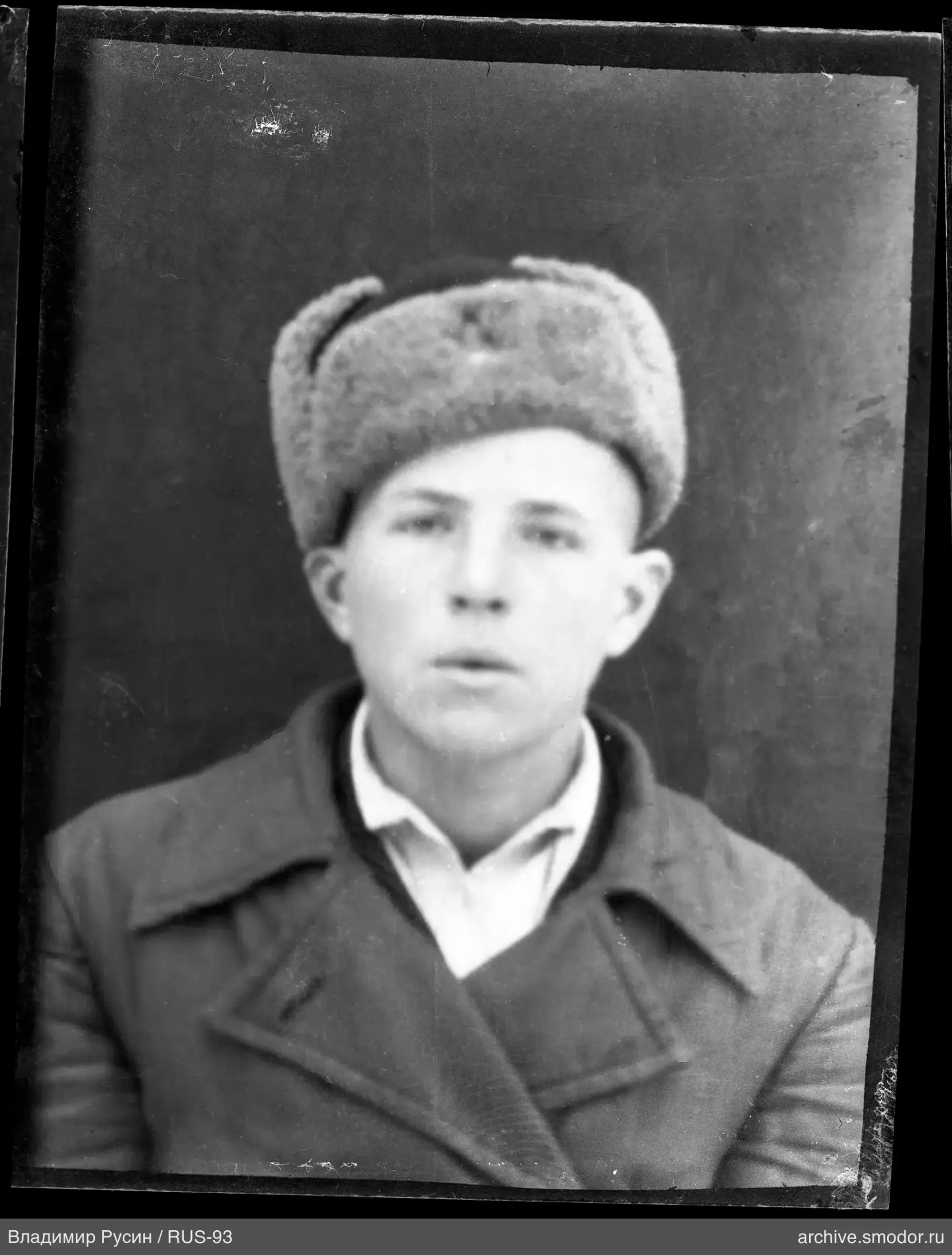 Портрет мужчины в ушанке с кокардой