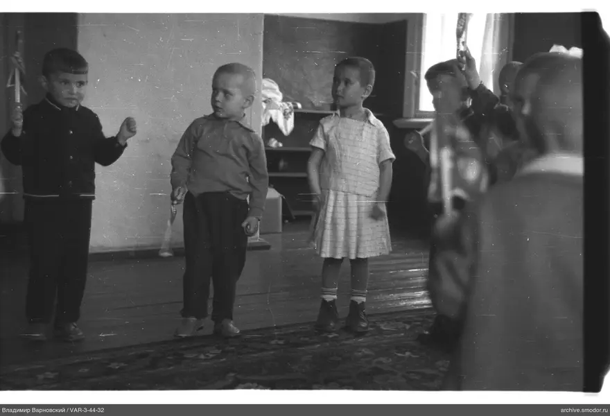 Gruppenaufnahme von Kindern im Raum