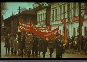 Gruppe mit roten Bannern auf Straße