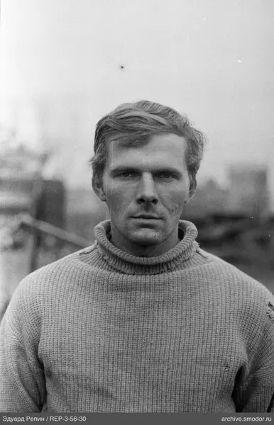 Porträt eines Mannes in hellem Pullover