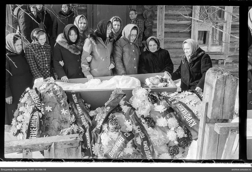 Групповой портрет у гроба