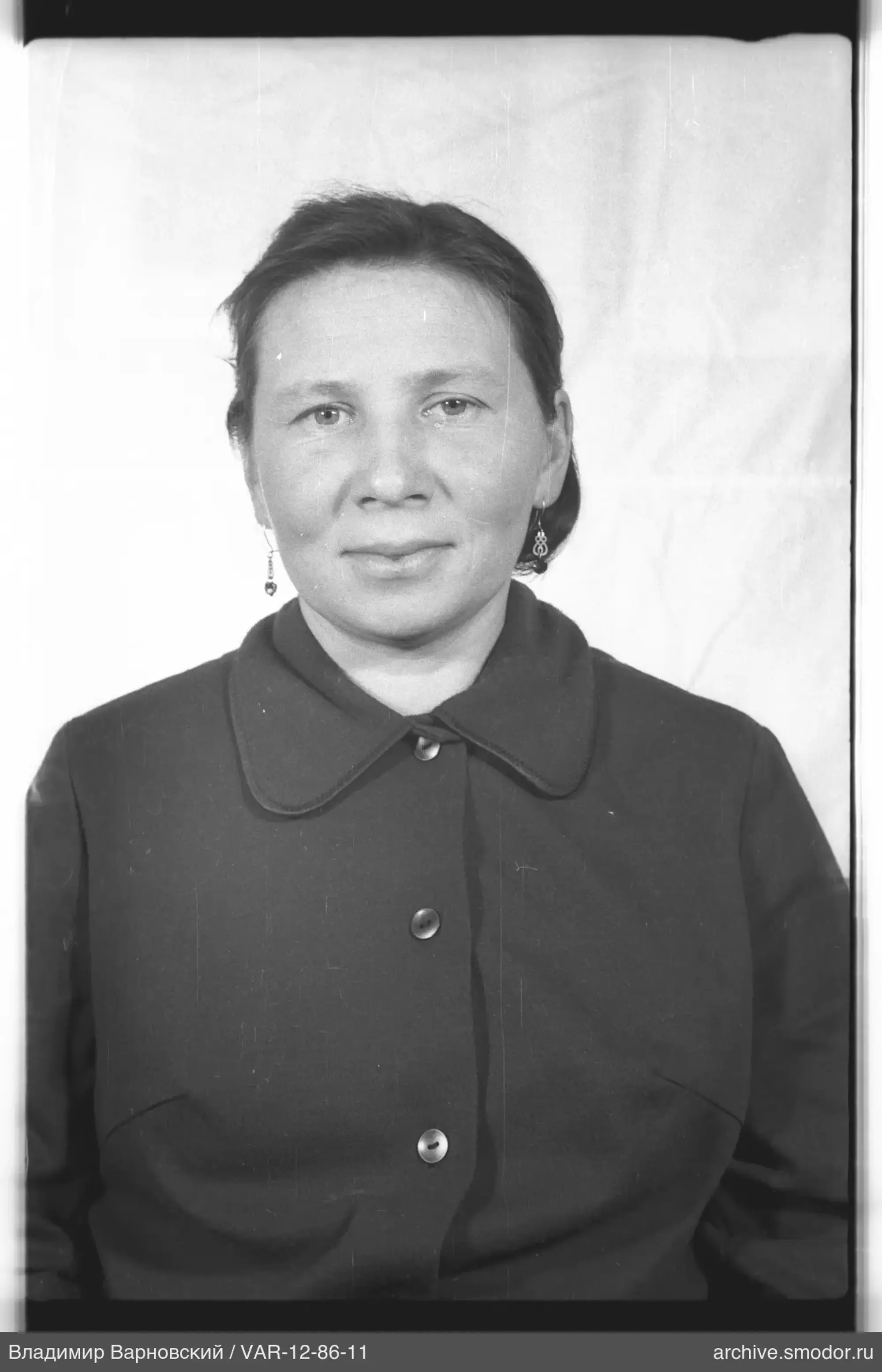 Портрет женщины в тёмном пальто