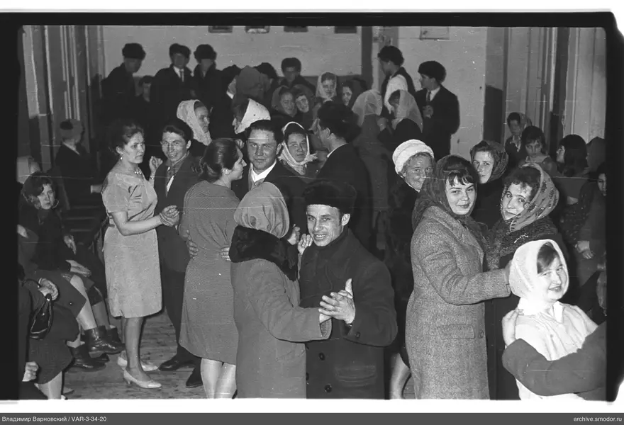 Männer und Frauen tanzen im Raum