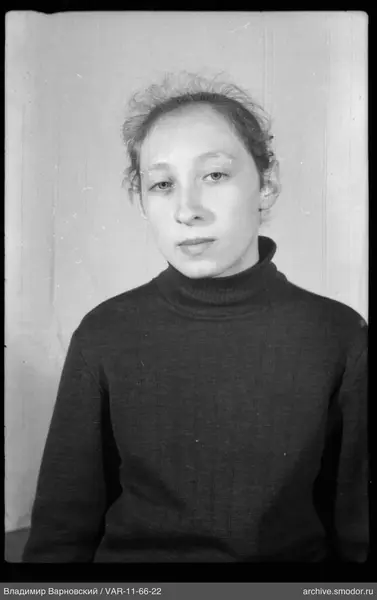 Porträt einer Frau in dunklem Pullover