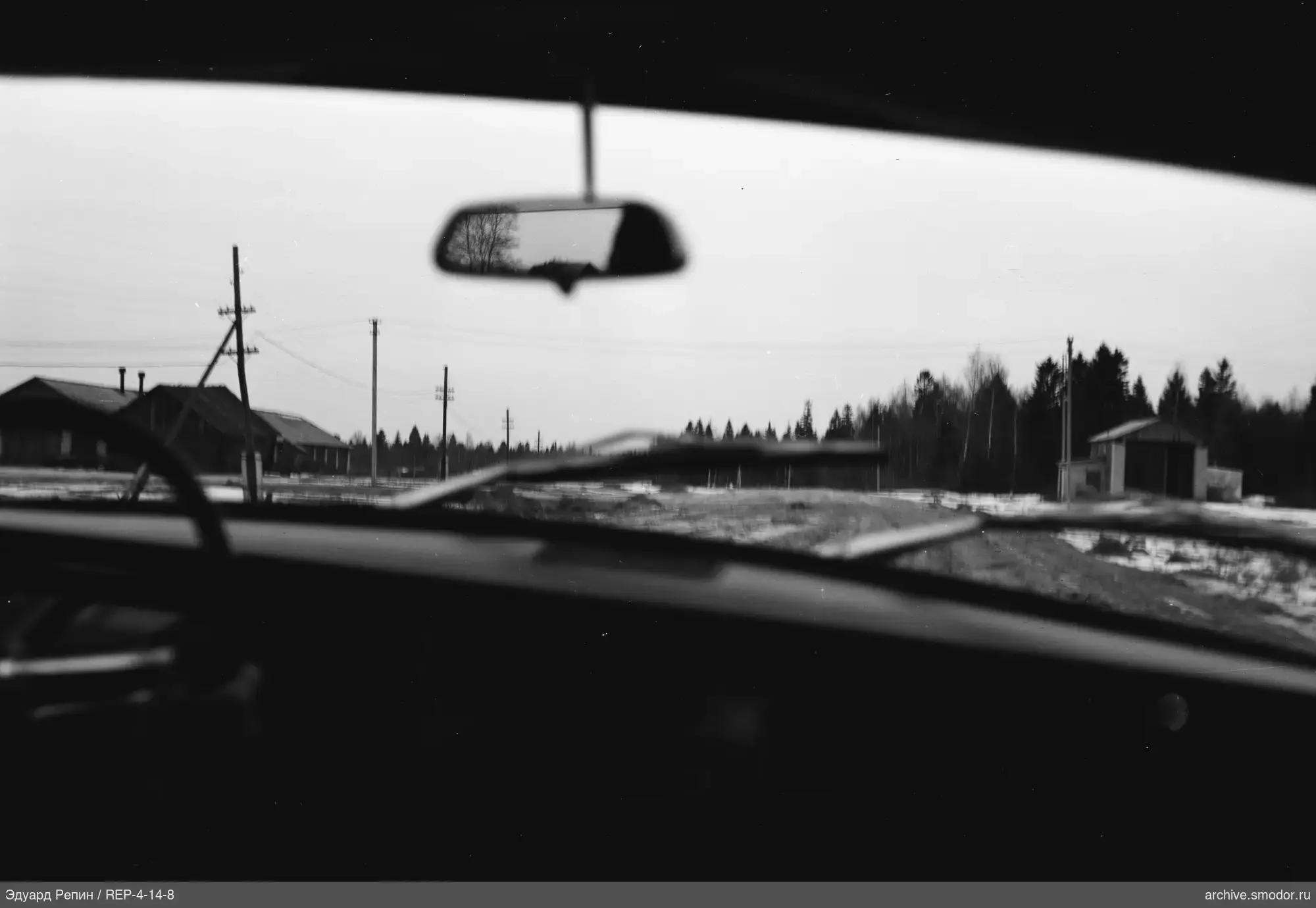 Blick aus dem Auto auf Straße und Häuser