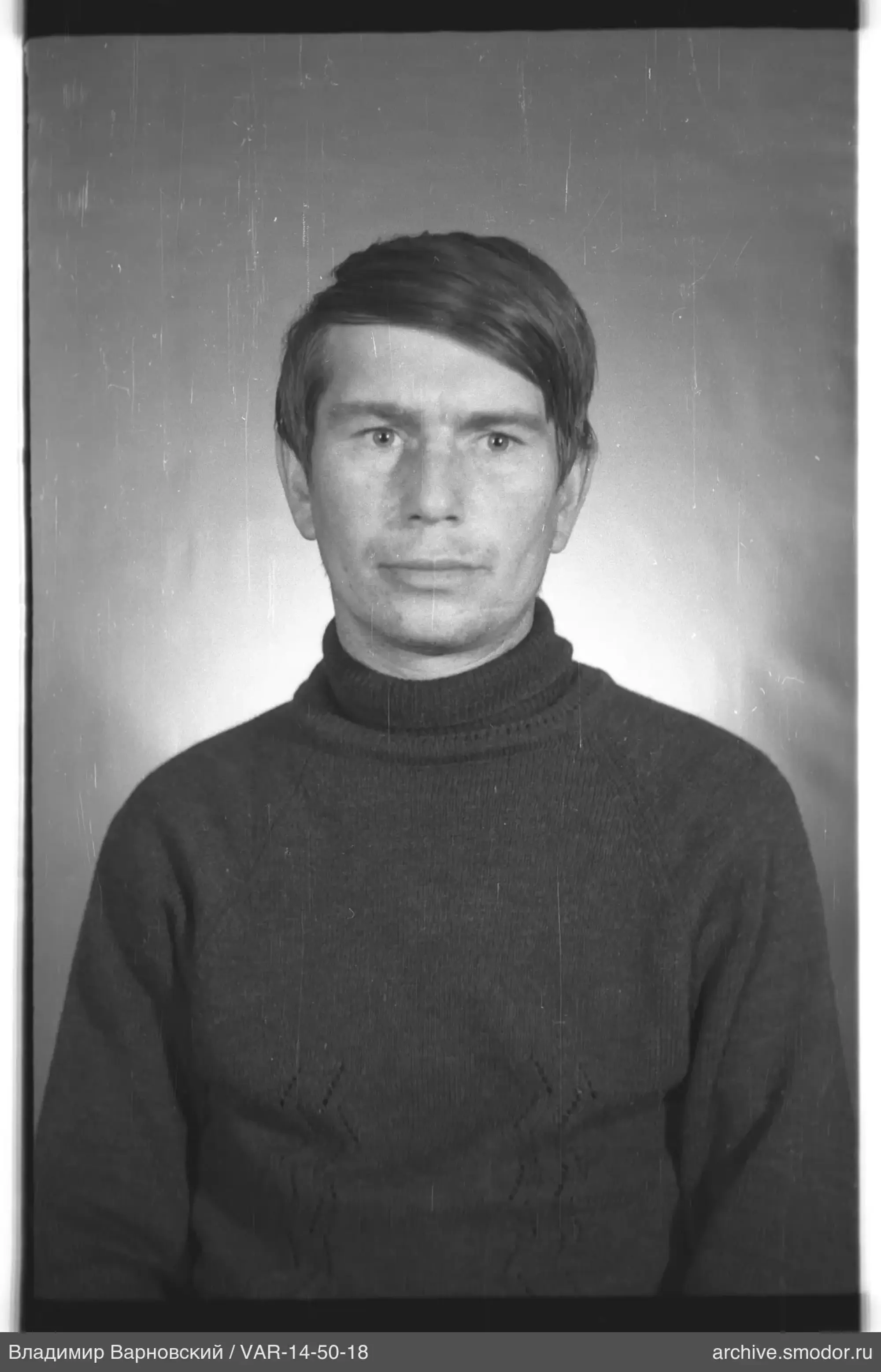 Портрет мужчины в тёмном свитере