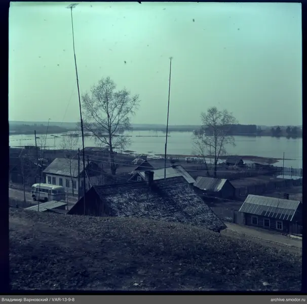 Holzhäuser am Fluss