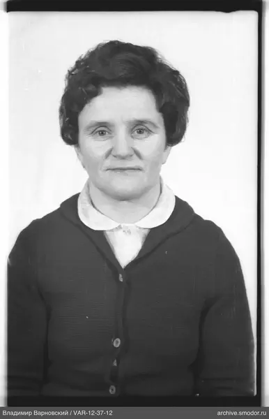 Porträt einer Frau in dunklem Cardigan