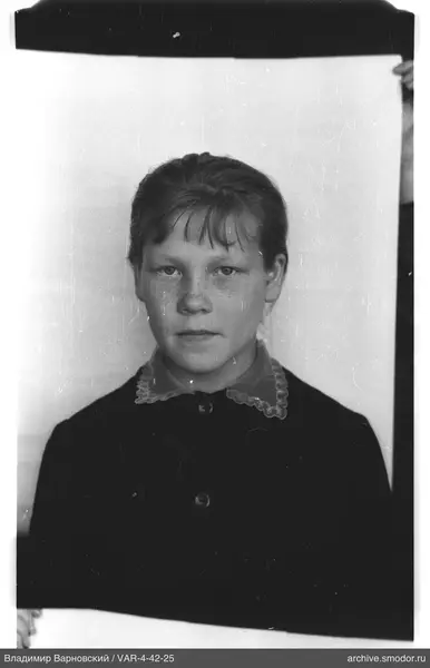 Porträt eines Mädchens mit kurzen Haaren