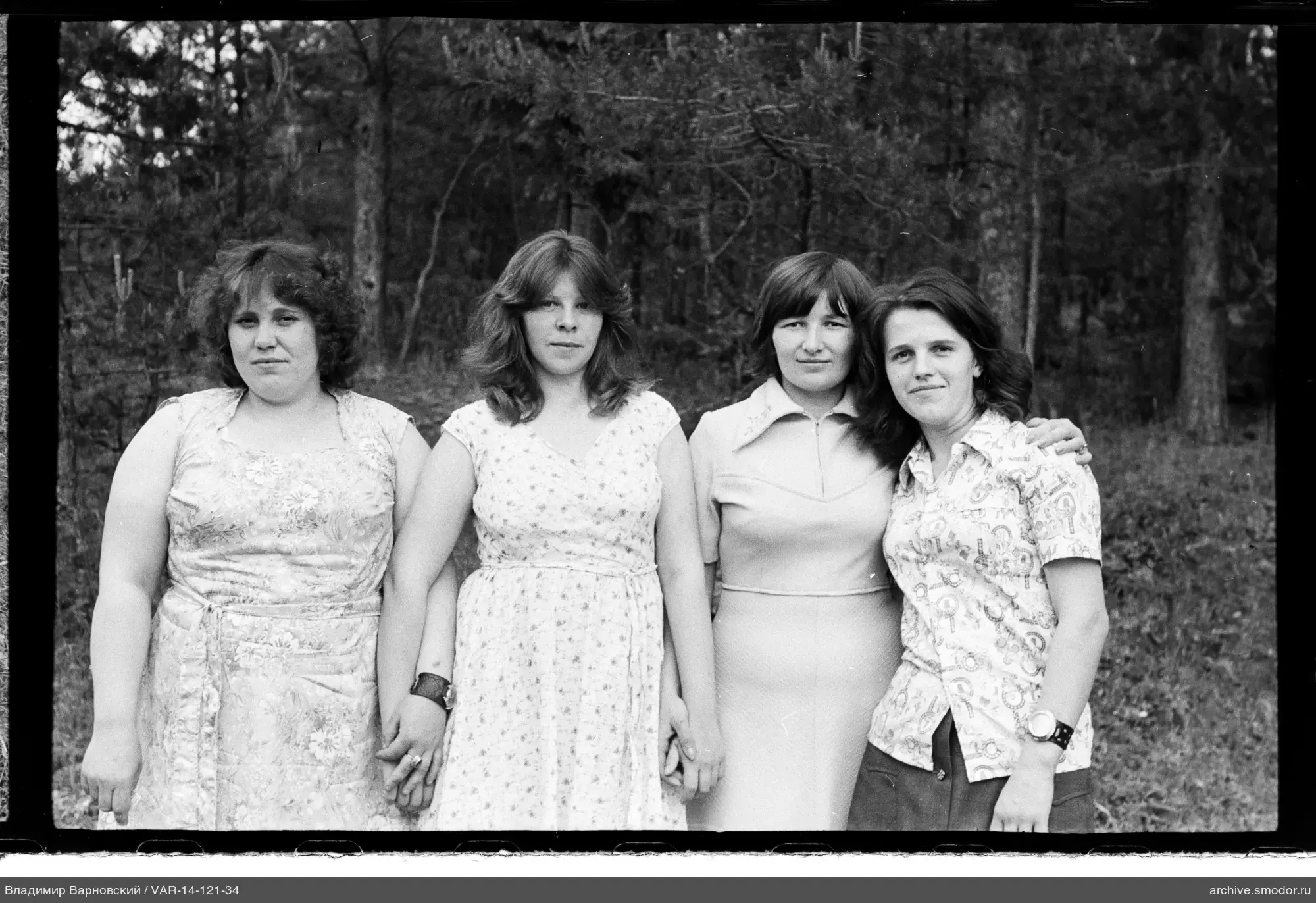 Gruppenporträt von Frauen vor Wald