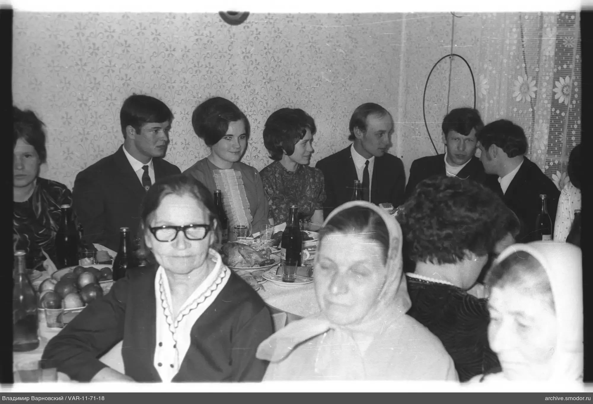 Gruppenporträt am Tisch