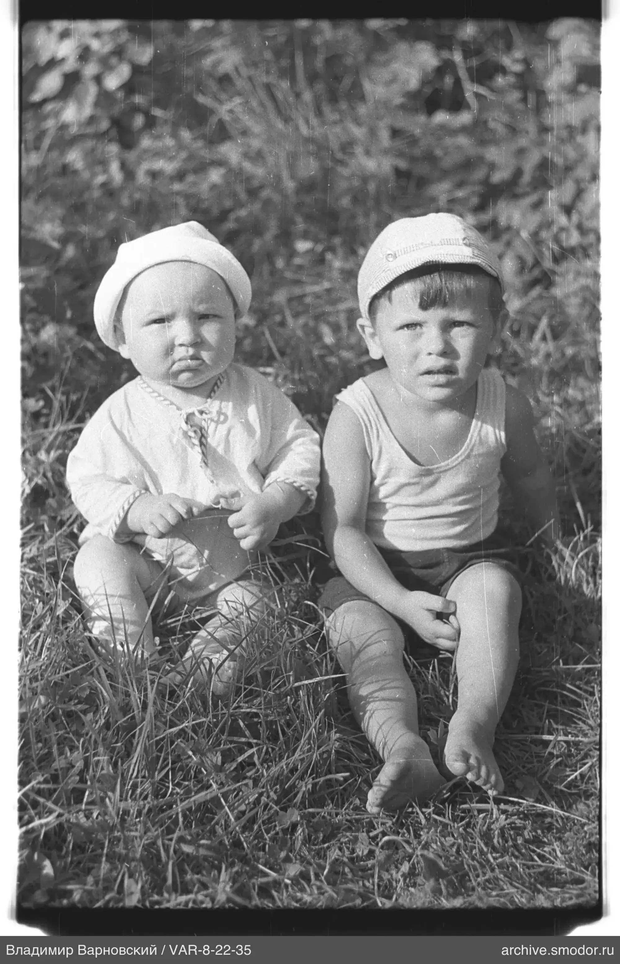 Zwei Kinder auf dem Gras