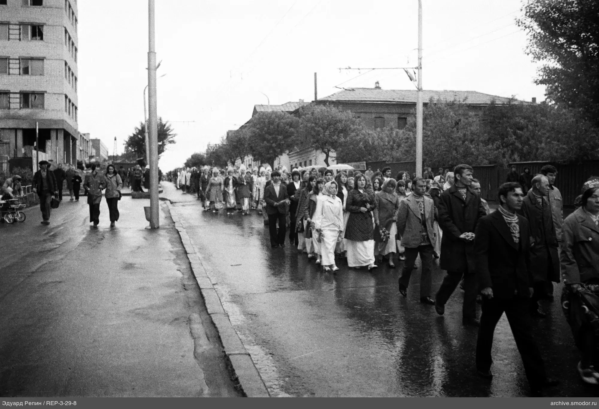 Gruppe von Menschen auf nasser Straße