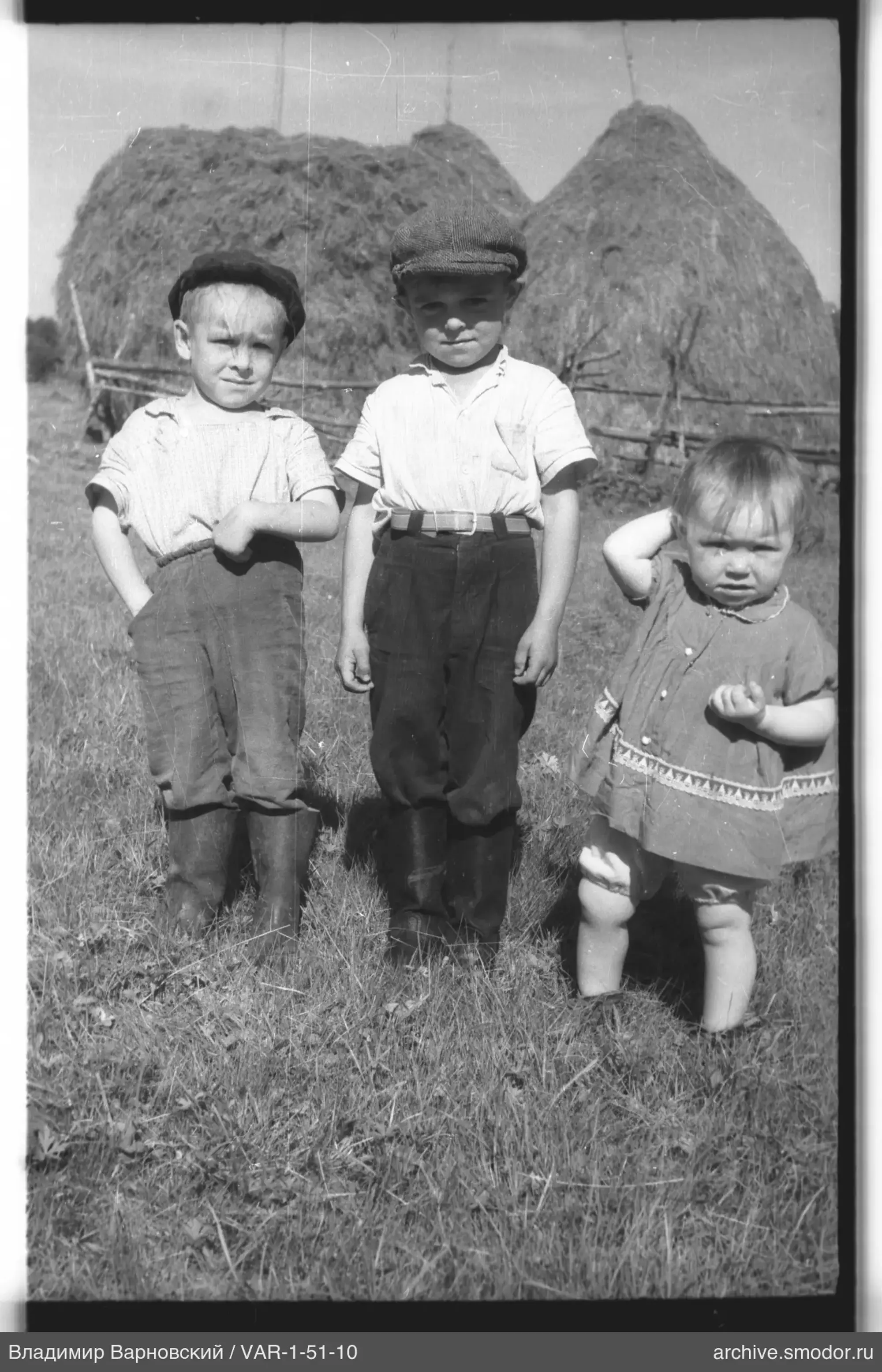 Gruppenporträt von Kindern auf dem Gras