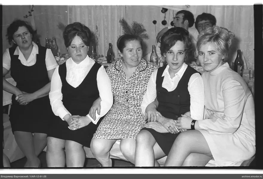 Gruppenporträt von Frauen auf Sofa