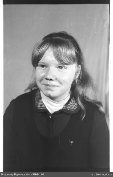 Porträt einer Frau in Jacke und Schal