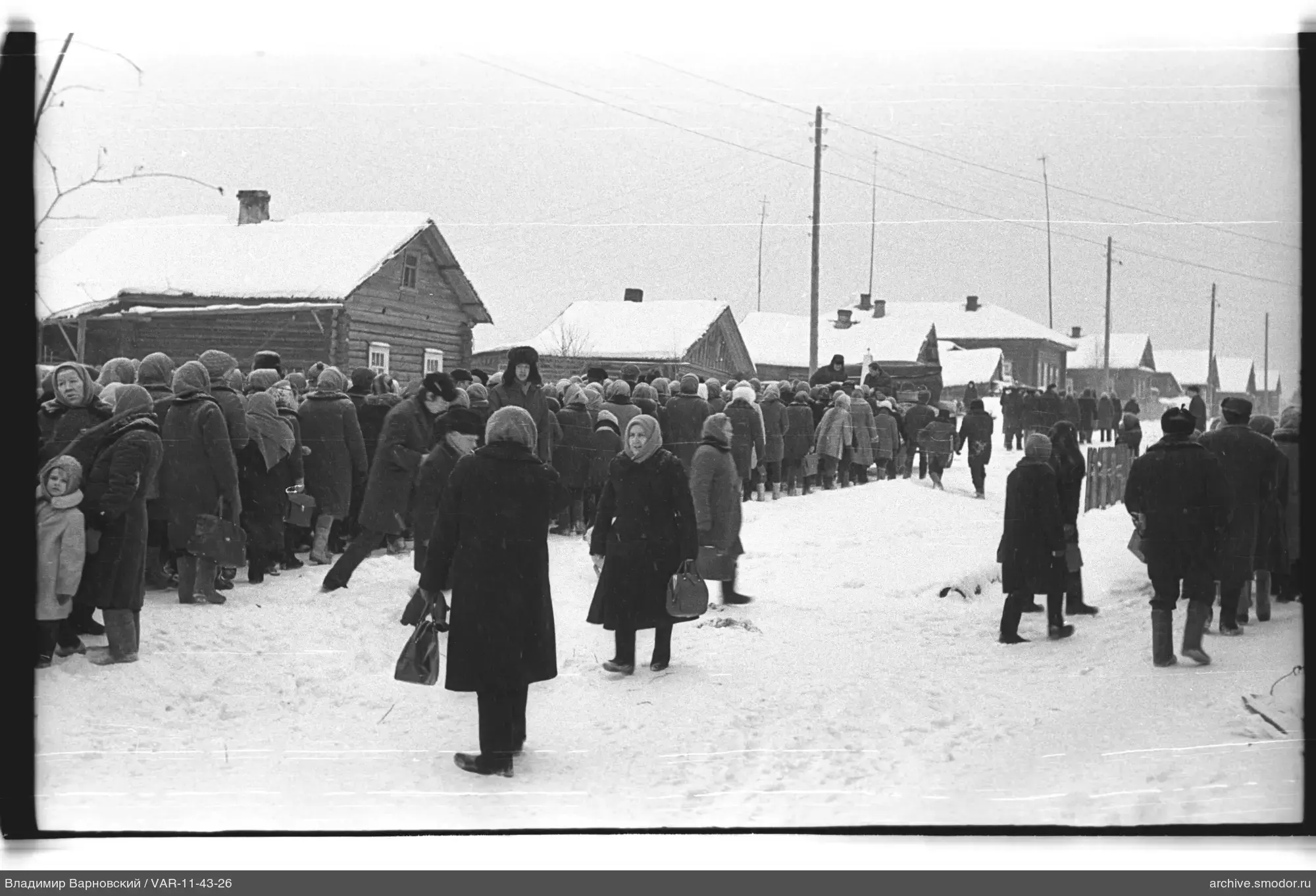 Gruppe von Frauen auf verschneiter Dorfsstraße