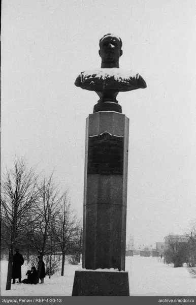 Бюст на постаменте с людьми и деревьями