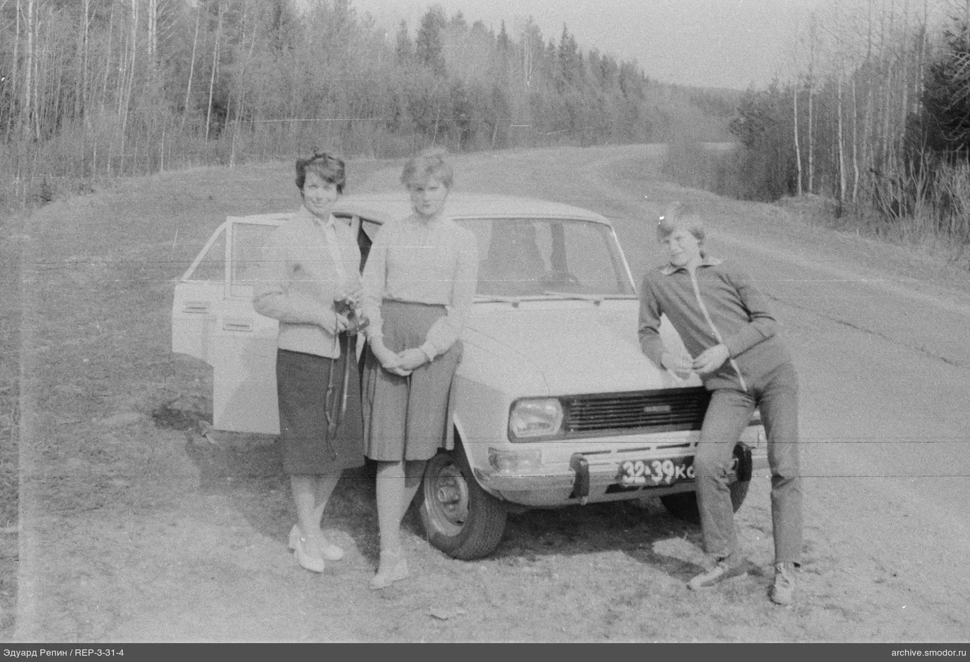 Группа у белой машины