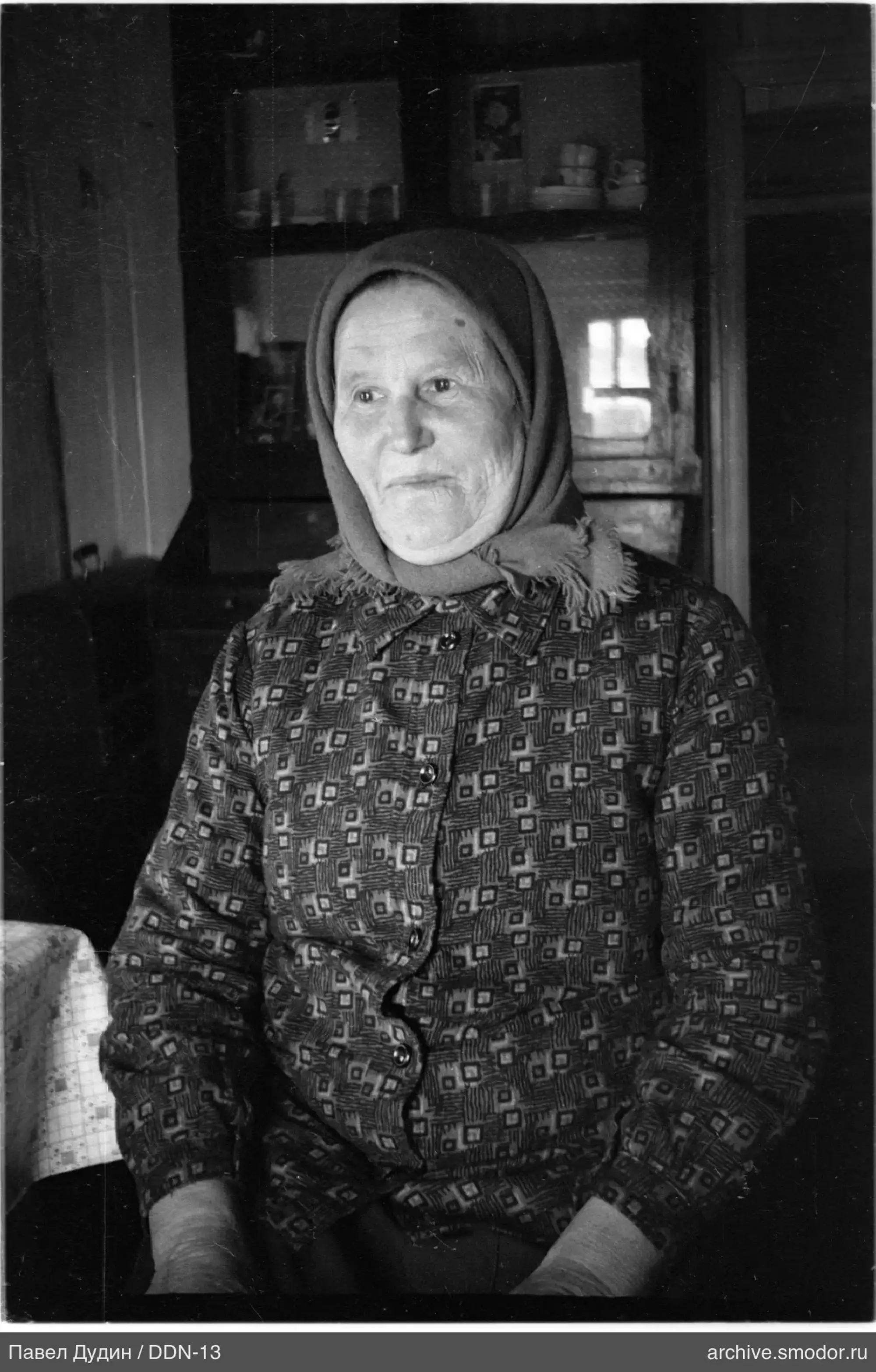 Портрет пожилой женщины в головном платке