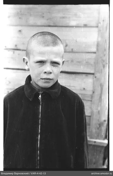Porträt eines Jungen in einer Cordjacke