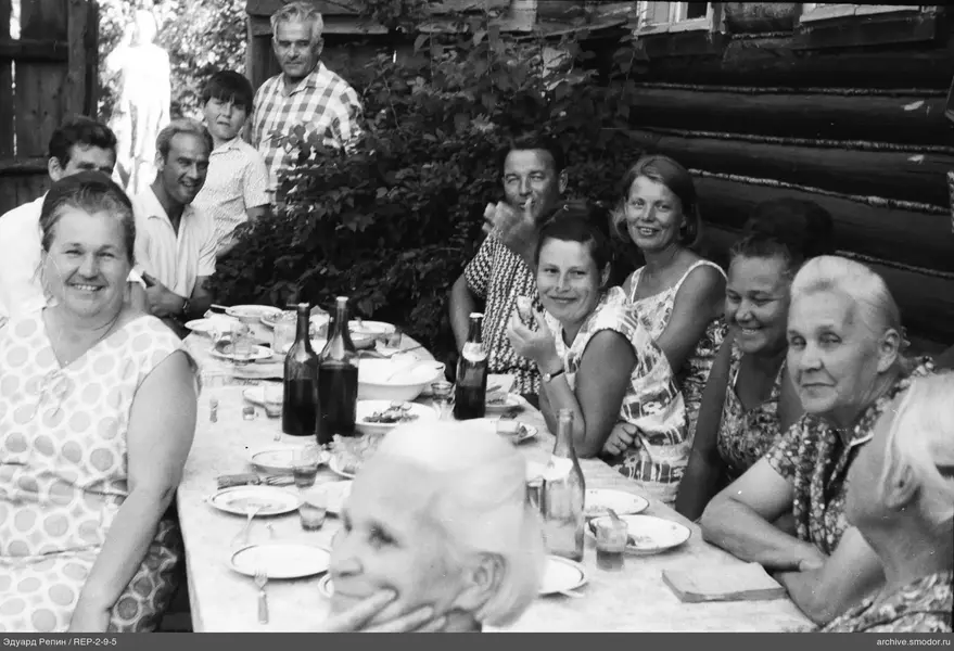 Gruppenporträt am Tisch