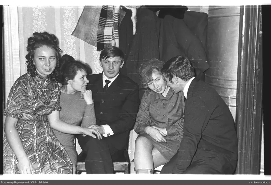 Gruppe von Menschen auf einer Bank an der Wand