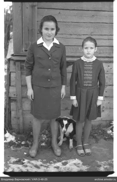 Zwei Mädchen und ein Welpe auf dem Foto