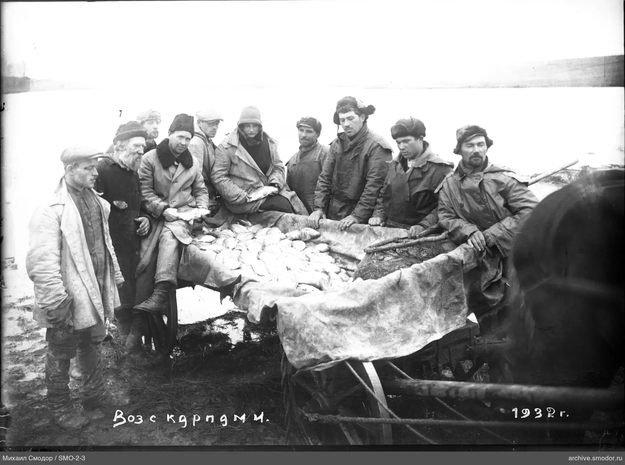 Gruppe von Männern mit Kutsche, Fisch und Pferd