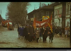 Gruppe mit Bannern und Lenins Porträt