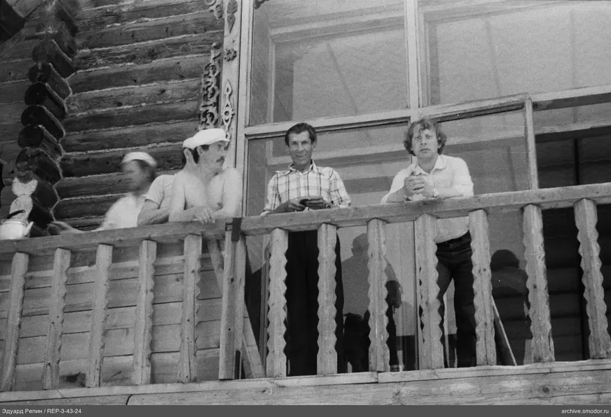Gruppe von Männern auf Holzbalkon