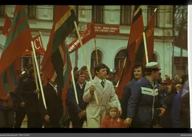 Gruppe von Männern und Kind mit Flaggen