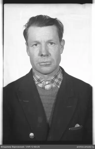 Porträt eines Mannes in Jacke und Pullover