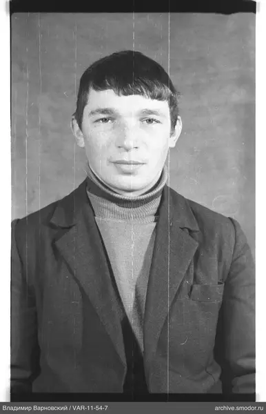 Porträt eines Mannes in Pullover und Jacke