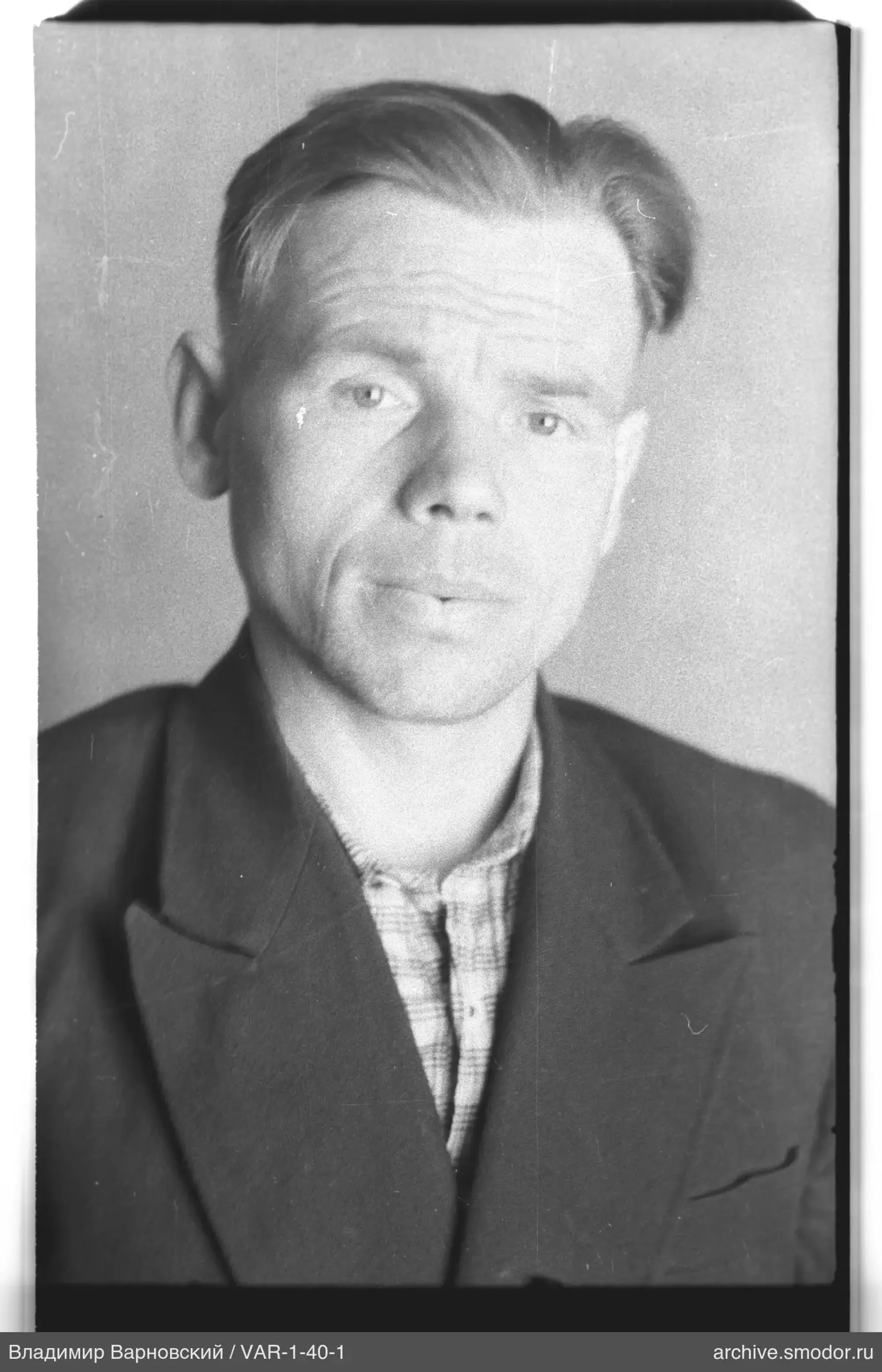 Porträt eines Mannes in Jacke und Hemd