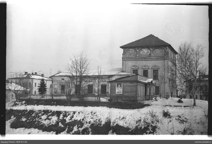 Backsteingebäude mit Turm und Holzgebäude