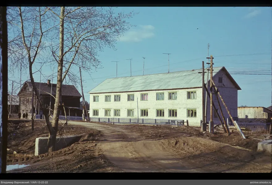 Zweistöckiges Backsteingebäude und Holzhaus