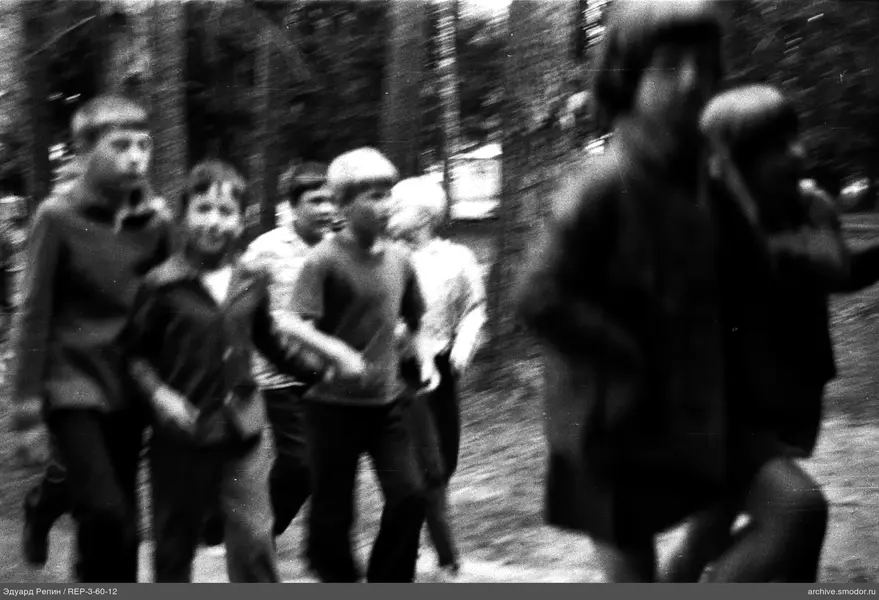 Gruppe von Menschen im Wald
