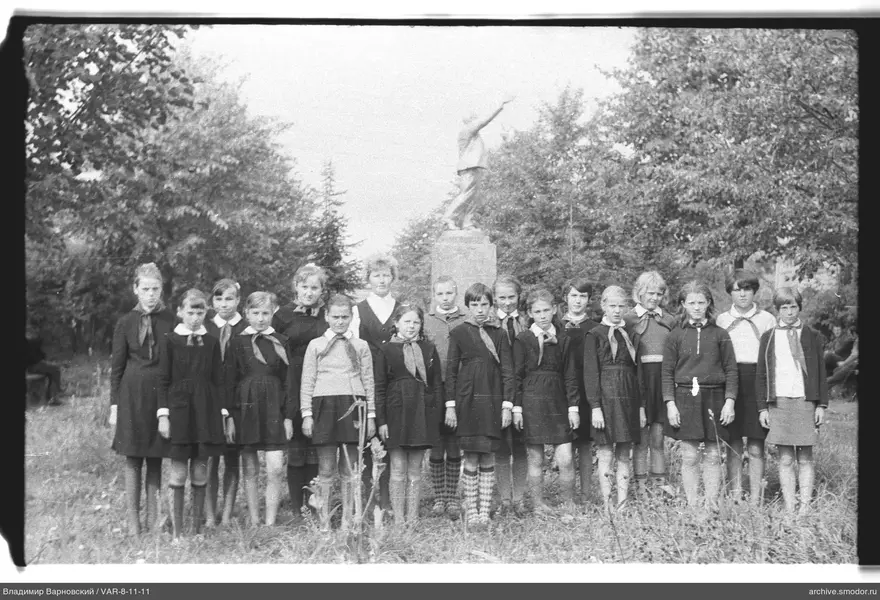Gruppenporträt von Mädchen und Frau