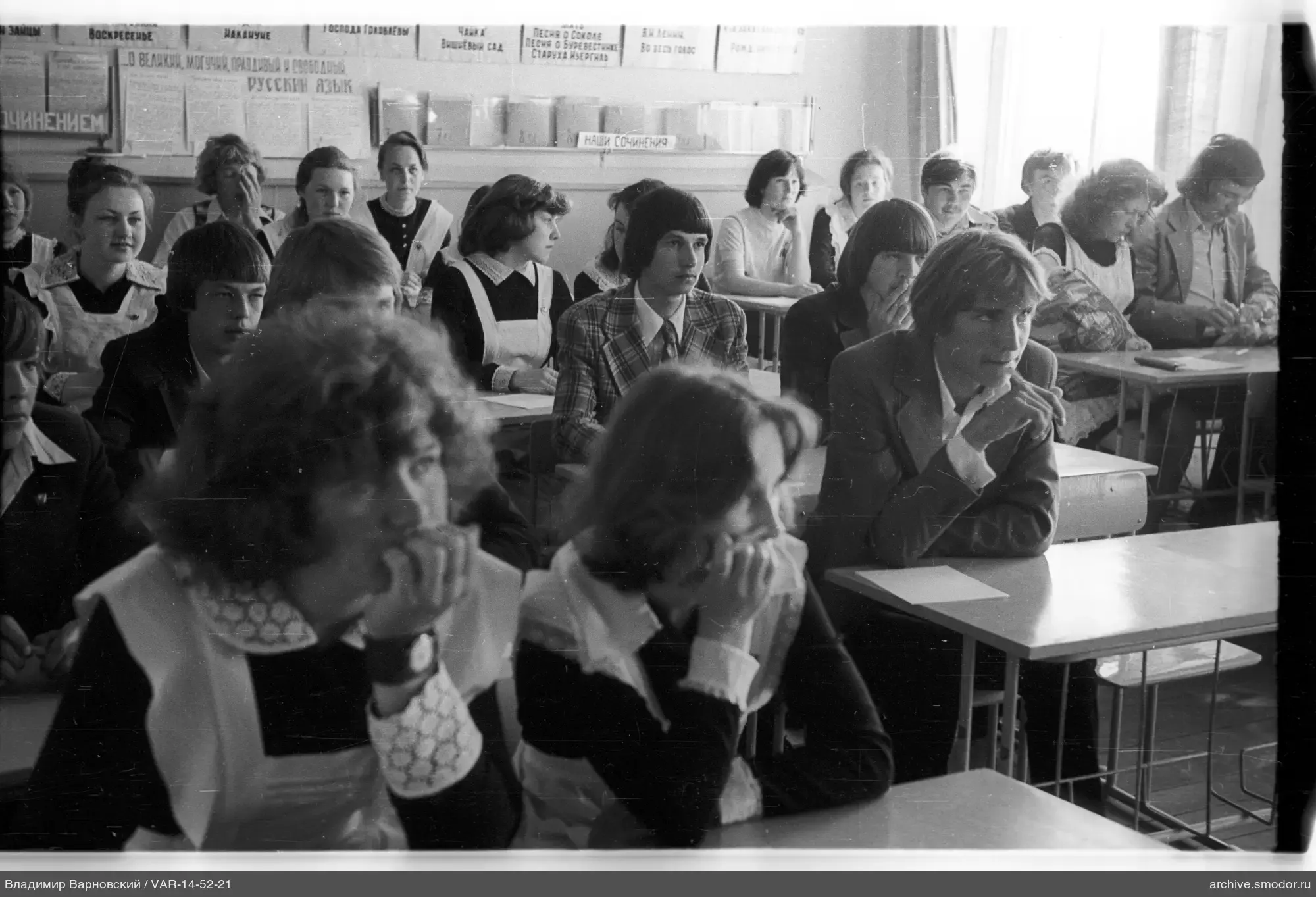 Schüler im Klassenzimmer mit Lernmaterialien