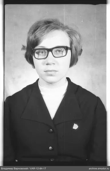 Porträt einer Frau mit Brille und dunklem Jacke