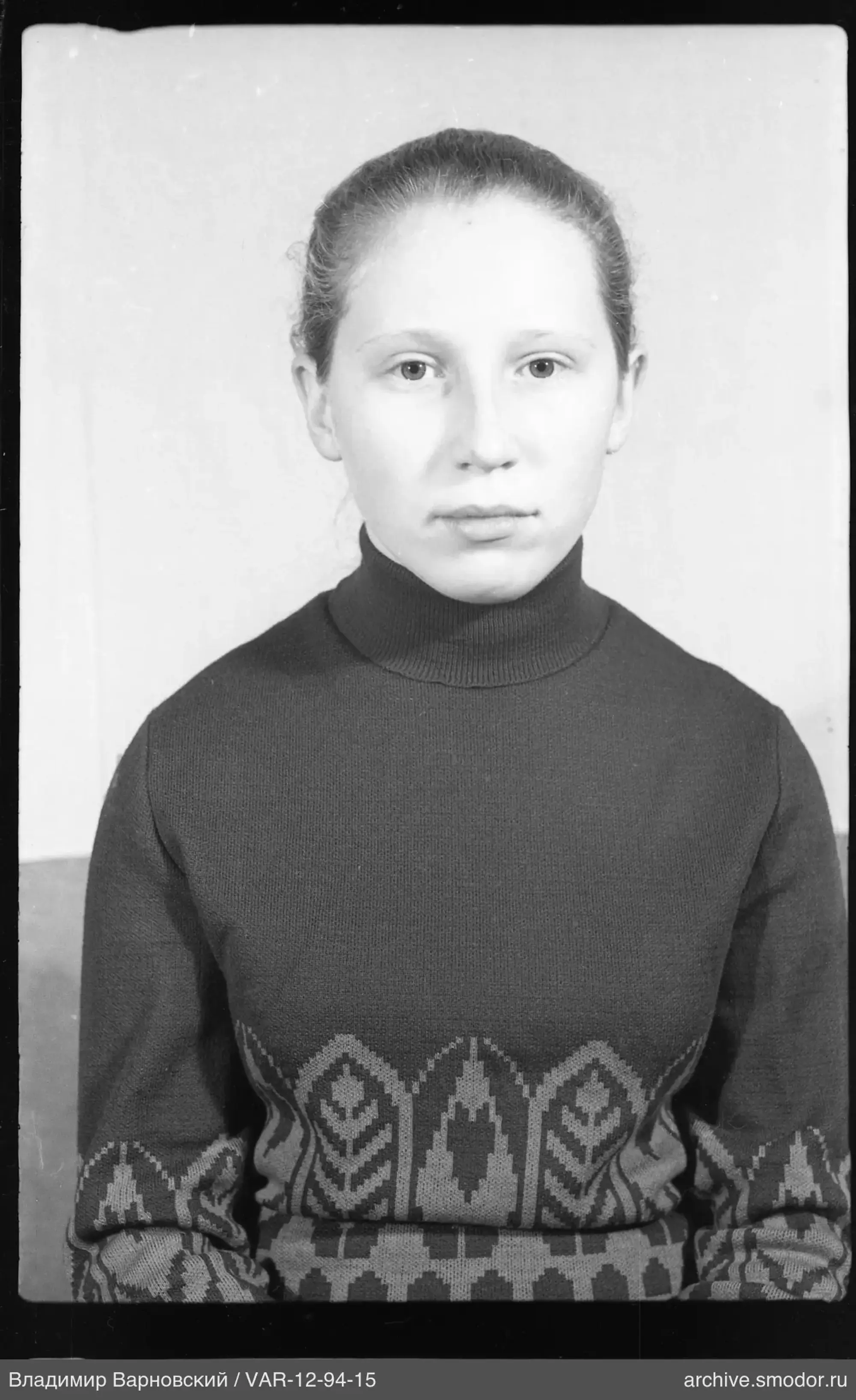 Портрет женщины в тёмном свитере