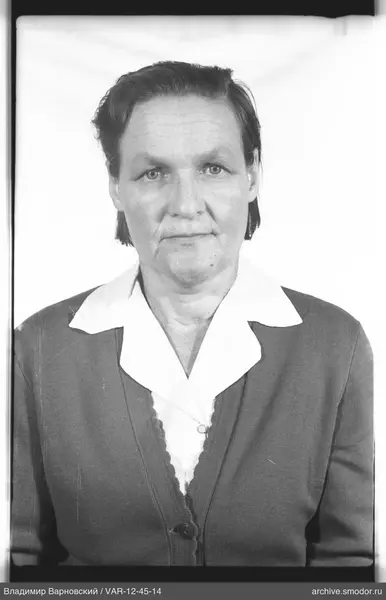 Porträt einer Frau in heller Bluse und dunklem Cardigan