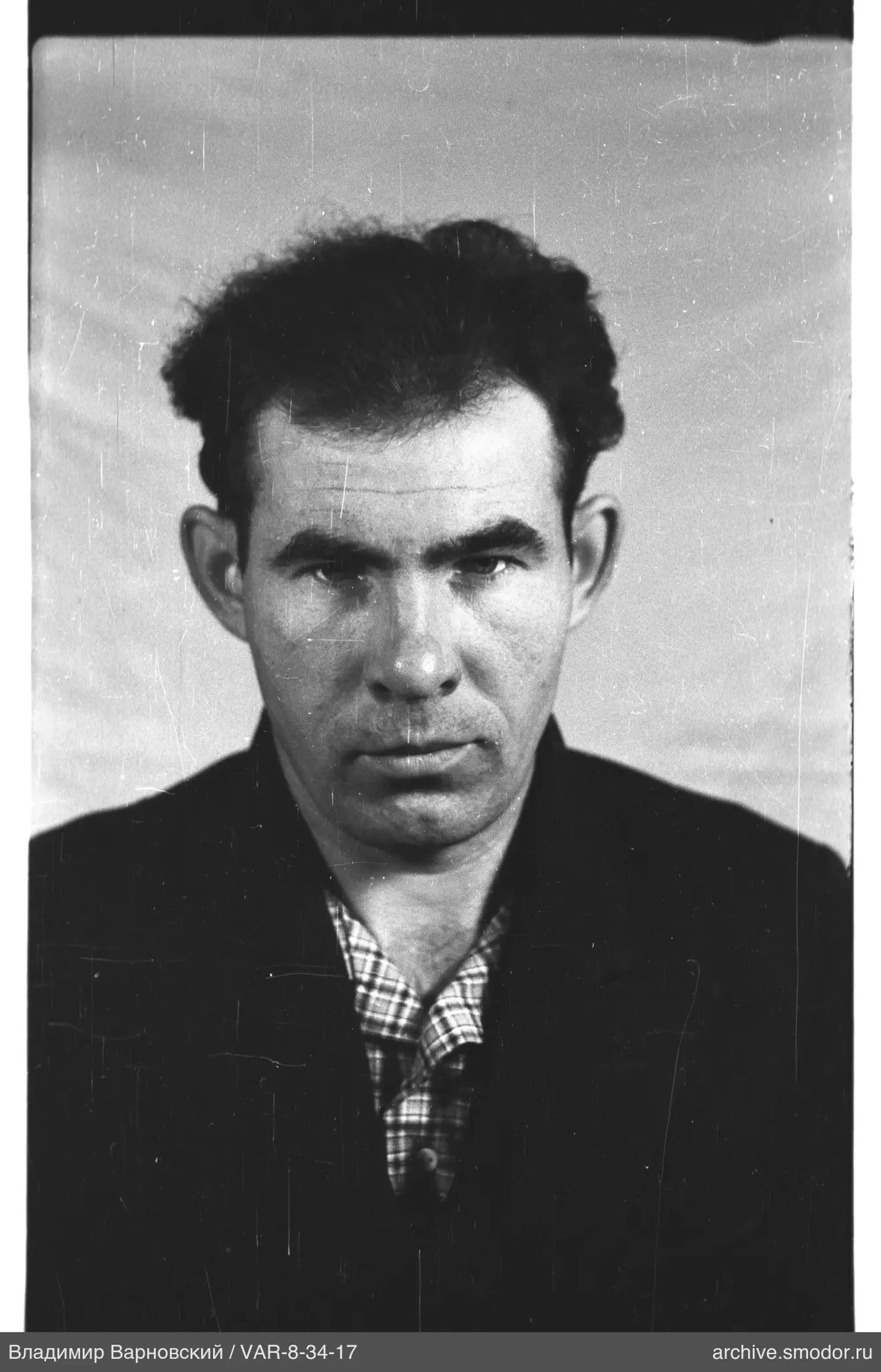 Портрет мужчины в пиджаке и рубашке