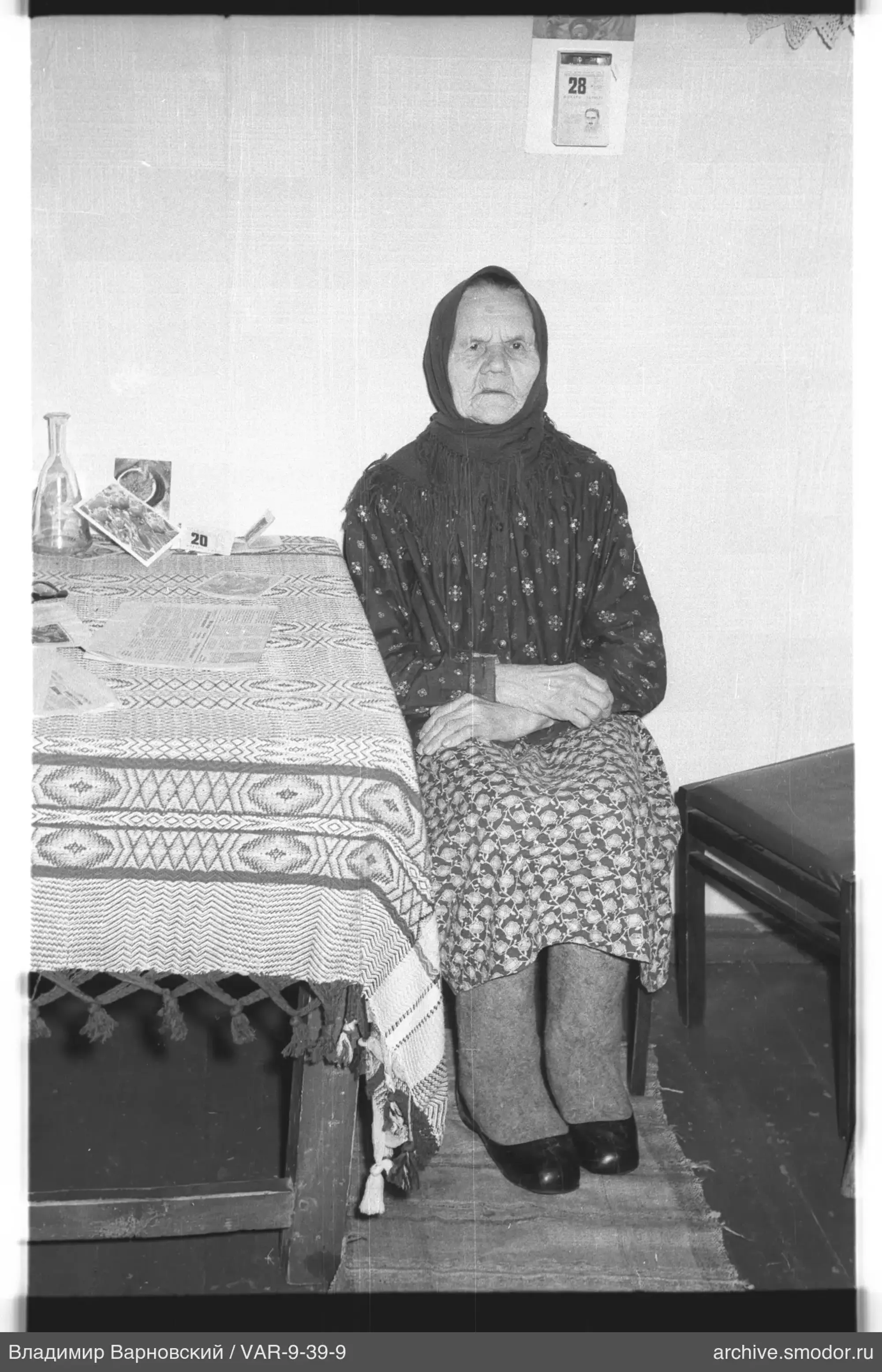 Портрет пожилой женщины у стола