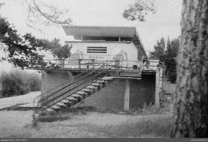 Steingebäude mit Treppe und Grafiken