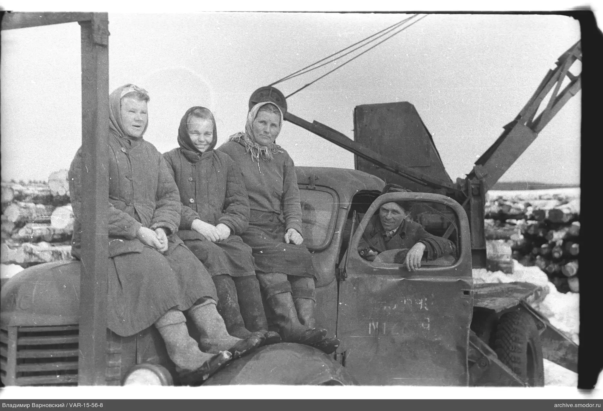 Gruppenporträt am Lastwagen
